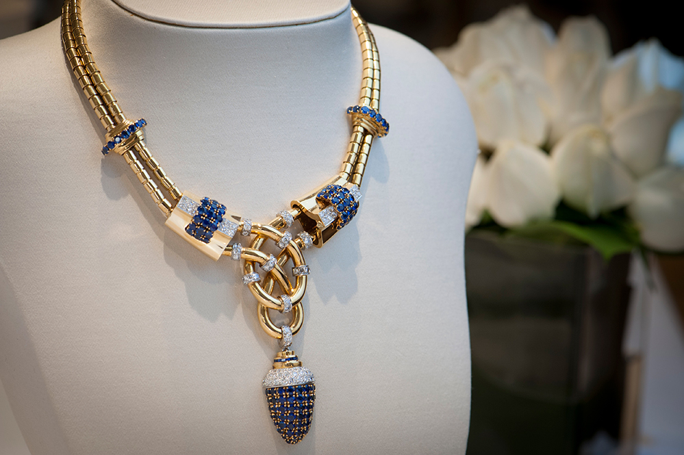 Necklace in two gold chains (Courtesy: Boucheron)